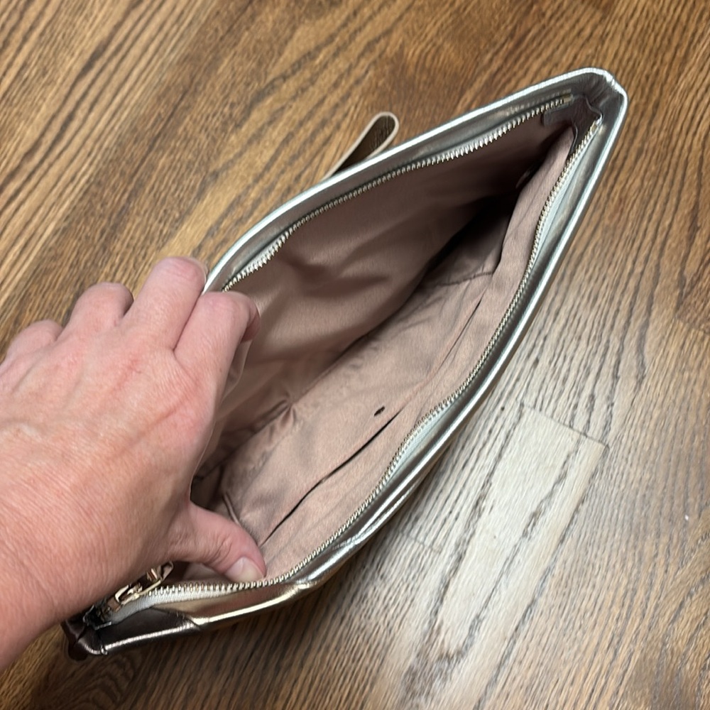 Large Metallic Bow Clutch - Picture 4 of 6